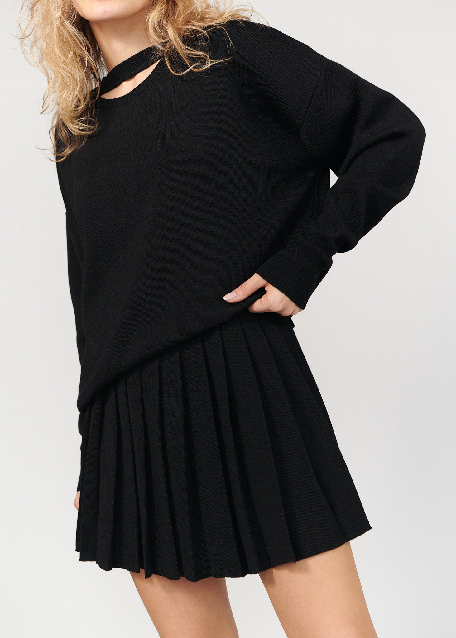 Piccolo Pleated 100% Merino Mini Skirt Black